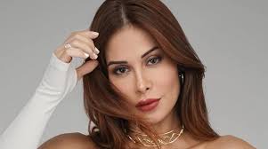 Daniel posa com a filha fazendo trilha de bicicleta na cachoeira