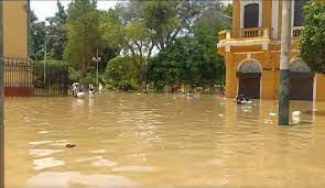 La ruptura de una tubería de aguas blancas mantiene inundado un tramo de la avenida libertador a la altura del sector guarapiche ii desde hace al menos 15 días. Desborde De Rio Piura Llego Hasta A Plaza De Armas Y El Amazonas Se Encuentra En Alerta Roja