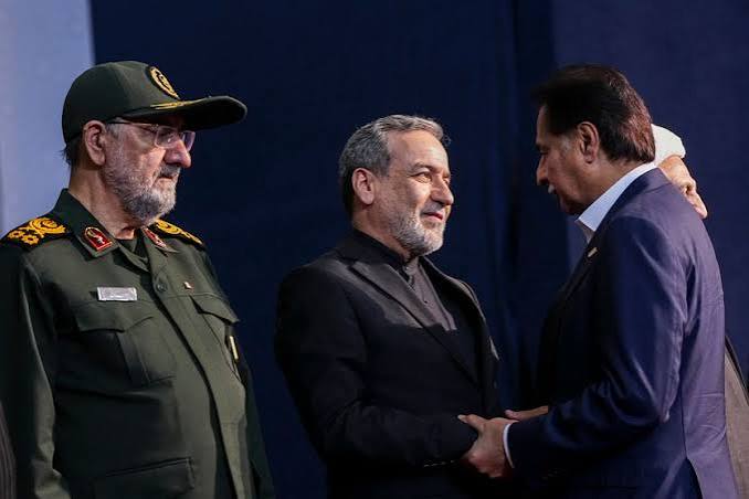Drapeau iranien et architecture symbolisant le Moyen-Orient