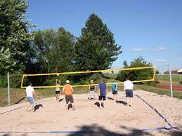Damit der volleyball auf dem boden im gegnerischen feld untergebracht wird und dabei nicht im aus landet oder auf der eigenen spielhälfte runterfällt gilt es einige techniken des volleyballs zu erlernen. Beachvolleyballfeld Kirchberg An Der Murr
