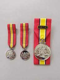 The medal may be awarded to any person who has completed 25 years continuous service in the service of:1. Pingat Perkhidmatan Am P P A Medal 15 Antiques Vintage Collectibles On Carousell