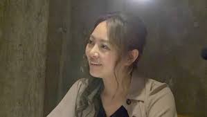 It can also be conjugated like a regular verb. æ˜Ÿã²ã¨ã¿ã®å ã„ãŒä¸‰æµ¦æ˜¥é¦¬ã®è‡ªæ®ºã‚'ã¾ã‚‹ã§äºˆè¨€ã—ã¦ã„ã‚‹ã‚ˆã† èŠ¸èƒ½äººã®å™‚å¥½ãåºƒå ´