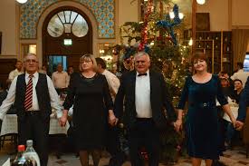 Pe vremuri, vecinii se ajutau unii pe alții și înțelegeau că toamna, la culesul viei, și primăvara, la prășit, nu era loc de sfadă. Srecna Nova Godina 2019 Comunitatea SarbÄ Din Timisoara A Celebrat Revelionul Pe Rit Vechi Foto Video