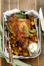 Découvrez nos recettes faciles et rapides de gigot d'agneau au four ! Gigot D Agneau Roti Sauce A L Ail Un Dejeuner De Soleil