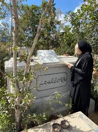 خرجت الإعلامية المصرية، بوسي شلبي، عن صمتها، وردت على الفنانة المصرية، ياسمين عبد العزيز، بعد الأزمة التي نشبت مؤخرا، عندما استضافت الأولى الفنانة ريهام حجاج، زوجة محمد حلاوة، وطليق ياسمين عبد العزيز. Ù…Ø§Ø°Ø§ Ù‚Ø§Ù„Øª Ø¨ÙˆØ³ÙŠ Ø´Ù„Ø¨ÙŠ Ø¨Ø¹Ø¯ Ø²ÙŠØ§Ø±Ø© Ù‚Ø¨Ø± Ø²ÙˆØ¬Ù‡Ø§ Ù…Ø­Ù…ÙˆØ¯ Ø¹Ø¨Ø¯ Ø§Ù„Ø¹Ø²ÙŠØ² ØµØ­Ø§ÙØ© Ø§Ù„Ø¬Ø¯ÙŠØ¯ Ù†Ø¬ÙˆÙ… Ùˆ ÙÙ†