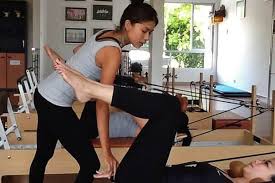 I am dania, a spaceholder for (re)connecting body and mind, for selfexploration, selfguidance and finding your center through yoga, psychology and mindfulness. Dania Arancha Everstretch