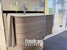 Abgerundeter Waschtisch Musterbader Online Erleben Holz Landhausstil Bader Ideen Bad Waschtisch