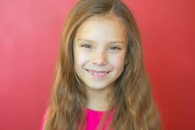 Retrato Del Primer De Ella Ella Muchacha Pre-adolescente De Pelo Ondulado  Confiada Alegre Dulce Agradable Preciosa Atractiva Atra Imagen de archivo