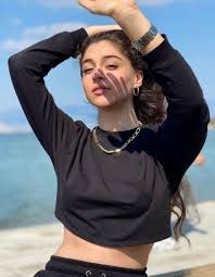 Jun 15, 2021 · baht oyunu dizisinin kadın başrolü olan ada'ya cemre baysel hayat veriyor. Baht Oyunu Nun Ada Si Cemre Baysel Sessiz Sedasiz Ayrildi Volkan Keskin Ile Aski Bitti