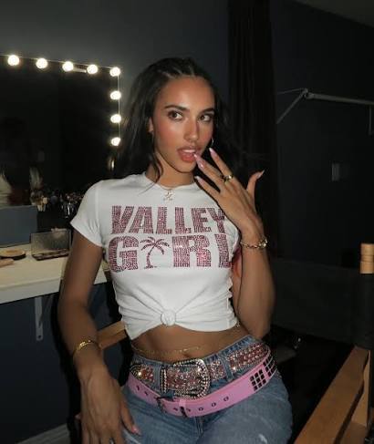 a valley girl with a secret to tell… tmrw ;)🌴🎀✨💗💅