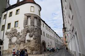 Der historische stadtkern der ehemaligen reichsstadt regensburg ist gut erhalten und verfügt über 1500 denkmalgeschützte gebäude. Romische Bau Reste Und Zeugnis Der Zeit Porta Praetoria Regensburg Reisebewertungen Tripadvisor