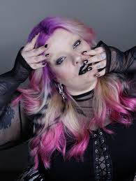 Juno • Make nada básica pra combinar com esse cabelo incrível que a  @sabrayna_ fez 💖✨ Modelo @junovecchi #maquiagem #maquiagemsaopaulo #makesp  #makeup