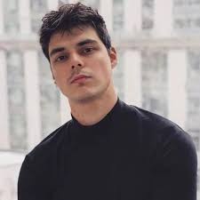 Castanhari...Feliz com Manuela D'Ávila e os amigos comunistas!!!  Capitalismo para eles, socialismo para vocês.﻿