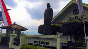 Bank plat merah terbesar di indonesia ternyata tempat kelahirannya di purwokerto, banyumas. Ada Apa Di Purwokerto Kesan Saya Tentang Kota Kelahiran Bank Garvin Goei