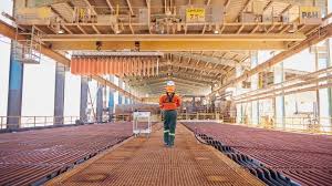 Iranian Mines And Mining Industries Development And Renovation Organization An Employee At Glencore S Lomas Bayas Copper Operation In Chile Credit Glencore En 2020 Actividades Paises