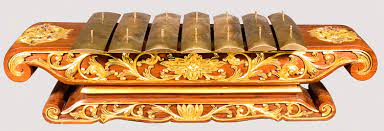 Dengan beragam alat musik pada gamelan dalam gamelan, ada alat musik yang dibunyikan dengan tongkat pendek. Contoh Alat Musik Gamelan Beserta Penjelasannya Lengkap Balubu