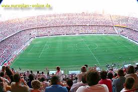 Zeker toen ik een immense rij mensen zag aan het stadion. Estadio Ramon Sanchez Pizjuan Stadion In Sevilla Andalucia