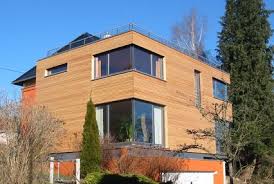 Bevor sich baufamilien über die formen und möglichkeiten des hausanbaus informieren, sollte erst einmal überlegt werden, was sinn je größer der anbau oder die bauliche veränderung am haus wird, desto wahrscheinlicher wird eine baugenehmigung benötigt. Hausanbau Beispiele Aufstocken Und Anbauen Zmh Com