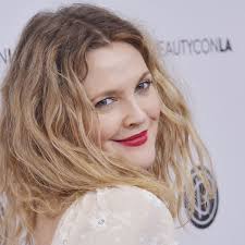 A los 7 años protagonizó "ET", a los 11 tuvo problemas con las drogas y  estuvo al borde de la muerte: las mil reinvenciones de Drew Barrymore