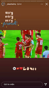 Thời gian này, cầu thủ sinh năm 1999 ăn mặc trẻ trung với những items đơn giản. 8nbw16ckhr Bhm