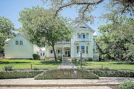 832 Belvin St San Marcos Tx 78666 Zillow Historic Homes Victorian Homes Old Houses
