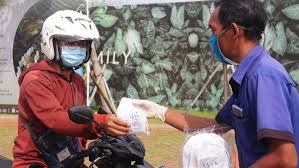 Warga Ikuti Rapid Test Gratis Di Jakarta Timur