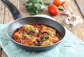 Rigirate i filetti di merluzzo, unite il prezzemolo tritato e lasciate cuocere per ulteriori 8 minuti. Filetti Di Merluzzo Al Pomodoro E Olive Nere Ricettesfiziosedirosaria