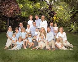 Large Group Family Pictures In 2021 Large Family Photography Big Family Photos Group Family Pictures