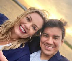 Creer que somos tan “fuertes” que podemos afrontar solos TODO lo que nos  pasa y sentimos, no es tan saludable porque corremos el riesgo de ser muy  severos con nosotros mismos y