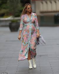 See more ideas about michelle williams, michelle williams style, style. Pregnant Vogue Williams Displays Her Blossoming Baby Bump In A Colourful 60s Style Ensemble Daily Mail Online