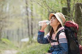 登山で迷うのが どのくらい水を持って行けばいいのか ということ そんな悩みをすっきり解決するポイントをご紹介します さらに 夏山や普段の登山におすすめの行動食もご紹介 登山中のバテや熱中症に有効的なのでぜひ参考にして下さいね 山に登る おすすめ 入山