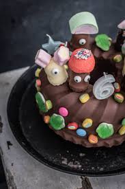 Weitere ideen zu kuchen verzieren, tortendeko, kuchen. Kindergeburtstag Marmorkuchen Mit Schokoglasur Schokokussen Und Sussigkeiten Deko Trickytine