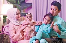Tahniah diucapkan kepada pasangan selebriti terkenal, amar bahrin dan amyra rosli yang tidak lama lagi bakal menimang cahaya mata sulung. Beraya 2 Rumah Saja
