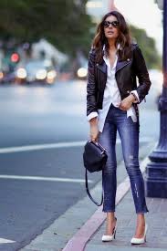 Twist On A Classic Moto Jacket And White Shirt Fashioned Camisas De Vestir Blancas Camisa Blanca Camisa Blanca Y Vaqueros