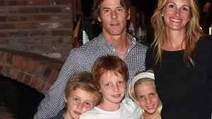Julia roberts has three beautiful children, twins and a younger son. 1dzzb8pqbglhim