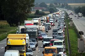 Lkw mit frischen lebensmitteln waren ebenfalls vom fahrverbot ausgenommen und durften die auf allen straßen außerhalb von wohnzentren bestehen sonntags in italien fahrverbote für lkw über 7. Rettungsgassen Blockierer Bundesrat Billigt Hohere Strafen Und Fahrverbote Politik Unternehmens Wirtschaft Und Branchen Nachrichten Sonst Verkehrsrecht News Transport Die Zeitung Fur Den Guterverkehr Lkw Speditionen Fuhrpark