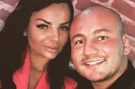 Na to wskazuje zdjęcie z facebooka, jednak wątpliwości zasiała sama partnerka boksera, która pierścionka nie włożyła na serdeczny palec. Dziewczyna Artura Szpilki W Fame Mma Wiemy Z Kim Zmierzy Sie W Debiutowej Walce Fansportu Pl