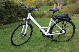 La différence intervient au niveau du fait qu'il possède un moteur et une assistance qui accompagnent le cycliste dans son mouvement. Qu Est Ce Qu Un Vae Velo A Assistance Electrique Primeveloelectrique Fr
