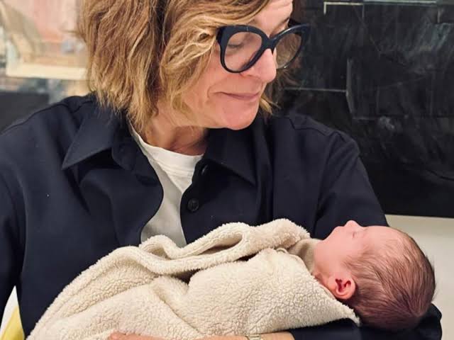 Avó babada! Júlia Pinheiro mostra-se com a neta nos braços