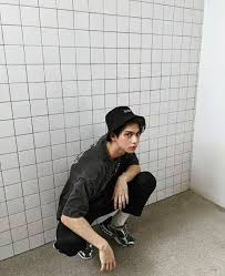 Yang nggak pakai berewok tampak lebih kalem ya? 170 Ide B O Y S Artis Pose Selfie Gaya Korea Pria