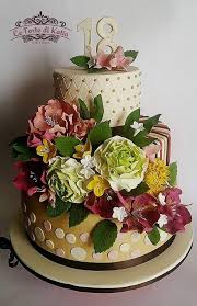 Torta Diciottesimo Con Fiori Panna E Oro Idee Torta Torte Pasta Di Zucchero