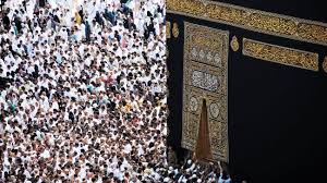 هل تشكّل الأثر في مقام ابراهيم حين وقف(عليه السلام) على المكان ـ الصخرة ـ أثناء بناء الكعبة ؟، أو أنَّ الآية حصلت حين عادَ ابراهيم للمرة الثانية فطلبت منه زوجة ولده اسماعيل أن ينزل لتغسل له (رأسه أو رجله) إلاّ أنَّه لم ينزل، وإنما وضعَ قدمه على الصخرة فتركت هذا الأثر؟ Ù…Ø§Ù‡ÙŠ Ù…ÙƒÙˆÙ†Ø§Øª Ø§Ù„ÙƒØ¹Ø¨Ø© Ø§Ù„Ù…Ø´Ø±ÙØ© Ø§Ø±ÙƒØ§Ù† Ø§Ù„ÙƒØ¹Ø¨Ø© Ø¨Ø§Ù„ØªÙØµÙŠÙ„ ÙƒØ±Ø§Ø³Ø©