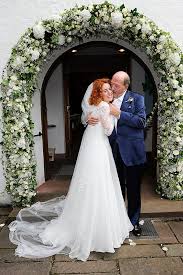 Ihre haare trägt sie leicht gelockt, ihr brautstrauß ist ein echter hingucker. File Hochzeit 2018 Von Ralph Siegel Mit Frau Laura Siegel Jpg Wikimedia Commons