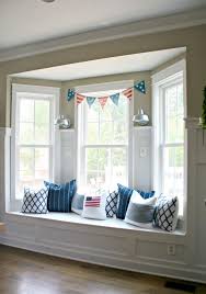 Decoration Fenetre En Saillie Avec Une Guirlande Diy Et Canape Droit Avec Coussins Decoration Maison Amenagement Interieur Maison Decoration Interieure