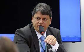 Contratos assinados pelo atual ministro da infraestrutura, tarcísio de freitas, quando ele era diretor do departamento nacional de infraestrutura de transportes (dnit), estão sob investigação da polícia federal (pf) por suspeita de corrupção. 7 Perguntas Para O Ministro Da Infraestrutura Tarcisio Gomes De Freitas Setcesp