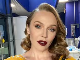 Полный список фильмов и совместных работы с другими актерами и режиссерами. Albina Dzhanabaeva Bez Yubki Pokazala Nogi Ot Ushej Mk