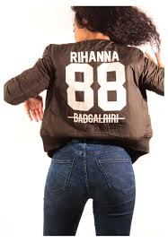 Vous pourrez porter votre blouson aviateur style veste américaine ou votre blouson bomber classique à un déjeuner avec votre belle famille ou bien à un apéritif après le travail. Naby Bombers Femme Rihanna
