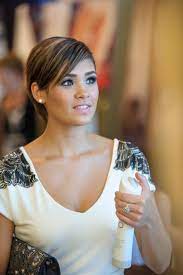 Cw S Beauty And The Beast Nicole Anderson At The Beverly Hilton With The Refillable Recyclable O Stick A Par Half Up Hair Pretty Hairstyles Hair Inspiration