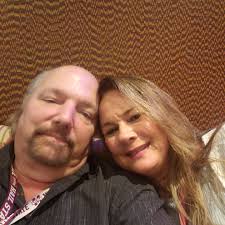 Which has better food and drinks, Mr. Sanchos or Paradise Beach?