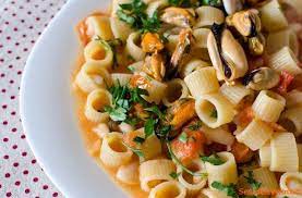 La pasta e fagioli alla napoletana è una gustosa gli spaghetti fagioli e cozze sono un primo piatto dal sapore di mare e di terra, facili da realizzare con cozze e fagioli. Pasta E Fagioli Con Le Cozze Ricetta Semplice E Veloce